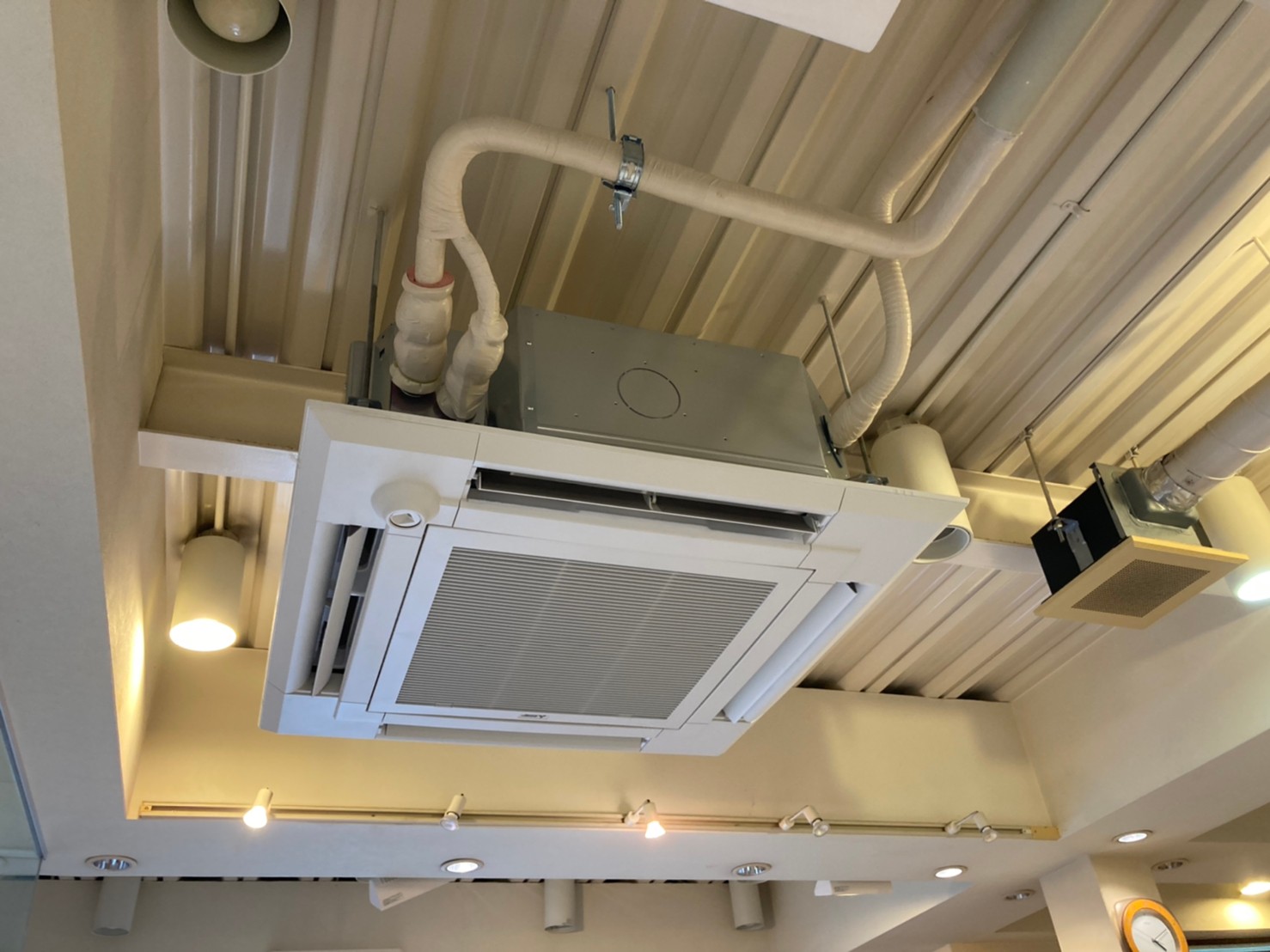 スケルトンの天井に4方向カセットエアコンがスッキリ収まりました！ | 業務用エアコンの入替取付工事はエアコンセンター京都・滋賀のデヴァシオンへ