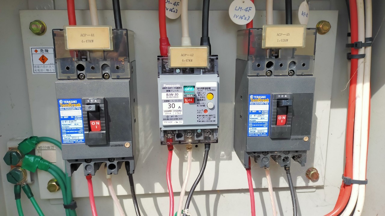 エアコン入替と同時にブレーカーも適正な物へ交換 業務用エアコンの入替取付工事はエアコンセンター京都 滋賀のデヴァシオンへ エアコン入替と同時にブレーカーも適正な物へ交換 業務用エアコンの入替取付工事はエアコンセンター京都 滋賀のデヴァシオンへ