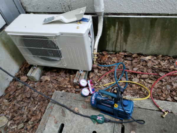 ルームエアコンもしっかり真空引作業！京都・滋賀のエアコンならデヴァシオン！