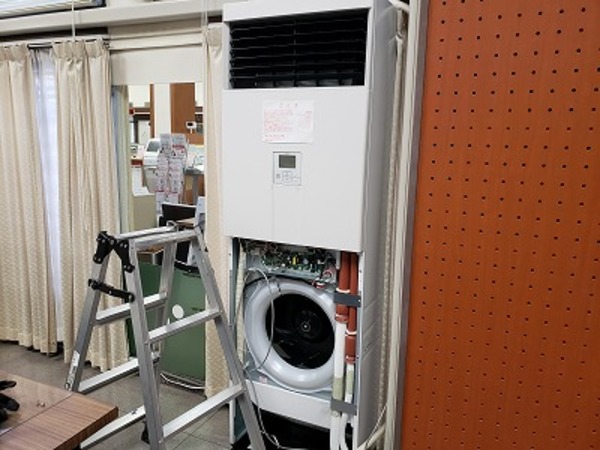 久しぶりの床置形店舗用エアコン！京都・滋賀の業務用エアコン工事はこちらへ！