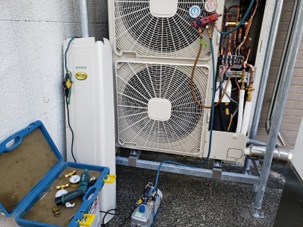 店舗用エアコンの真空引作業！エアコン取付・取外・入替は京都のデヴァシオン！