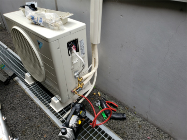 店舗用エアコン以外も必ず真空引作業！エアコン取付・取外・入替は京都のデヴァシオン！