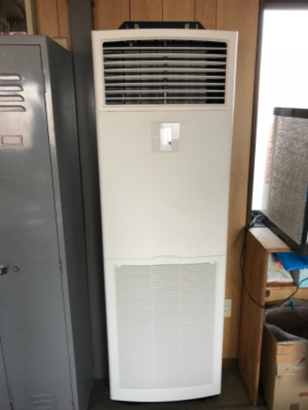 滋賀で床置型エアコン取付工事！25年間エアコン一筋職人(*^^*ゞ