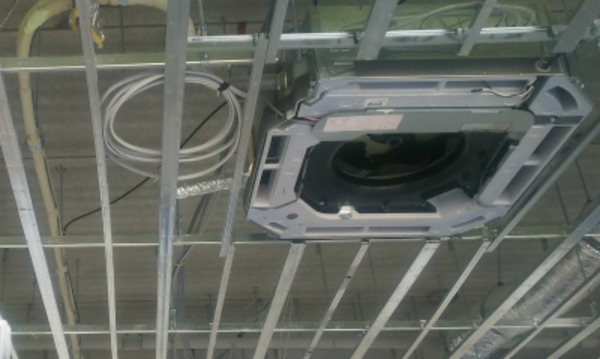 新築で業務用エアコン取付工事中(^-^)/業務用エアコンの匠！