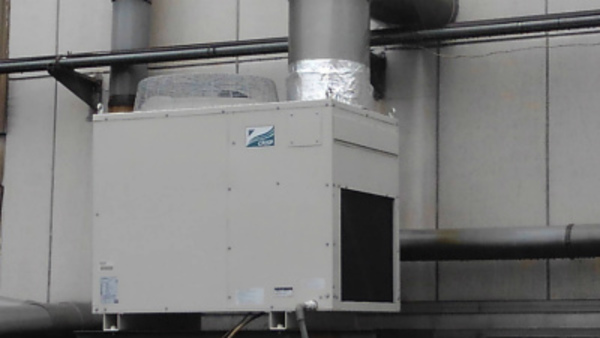 久しぶりの工場でスポットエアコン取付工事(*^^*ゞ　IN京都！