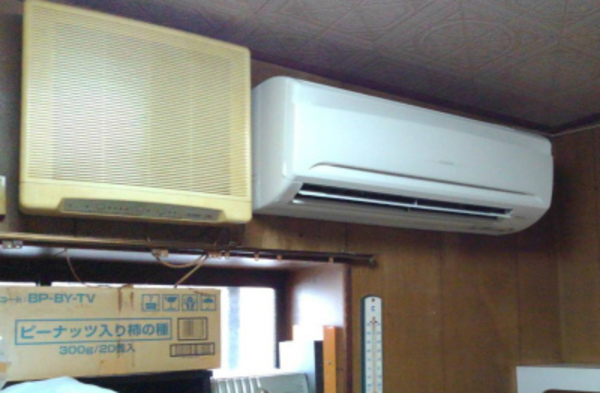 家庭用エアコンではないです！業務用壁掛型エアコンなんです(*^^*ゞ