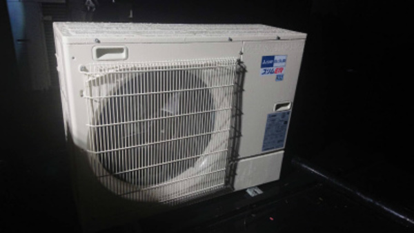 京都の暗闇にひっそりとエアコン室外機取付完了！