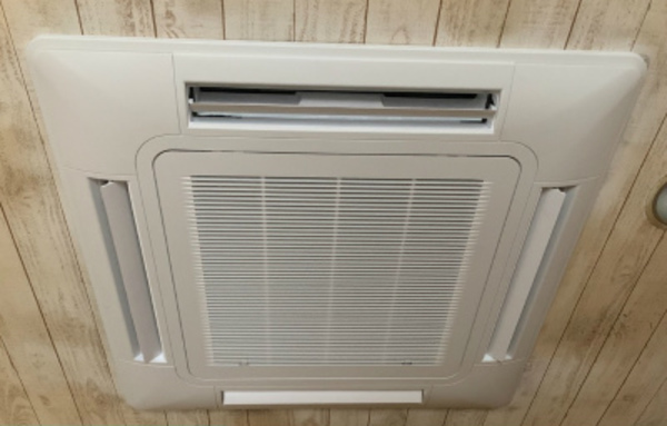 先輩と4方向カセットエアコン入替工事！！