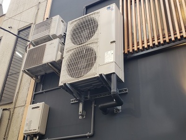 業務用エアコン室外機を壁面キャッチャーで取り付け！