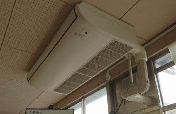 学校にもエアコン取付工事に行ってま～す。業務用エアコンのプロ！