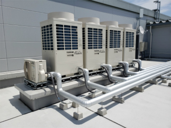 業務用エアコンの室外機まわり！エアコンの事ならエアコンセンター京都滋賀へ！