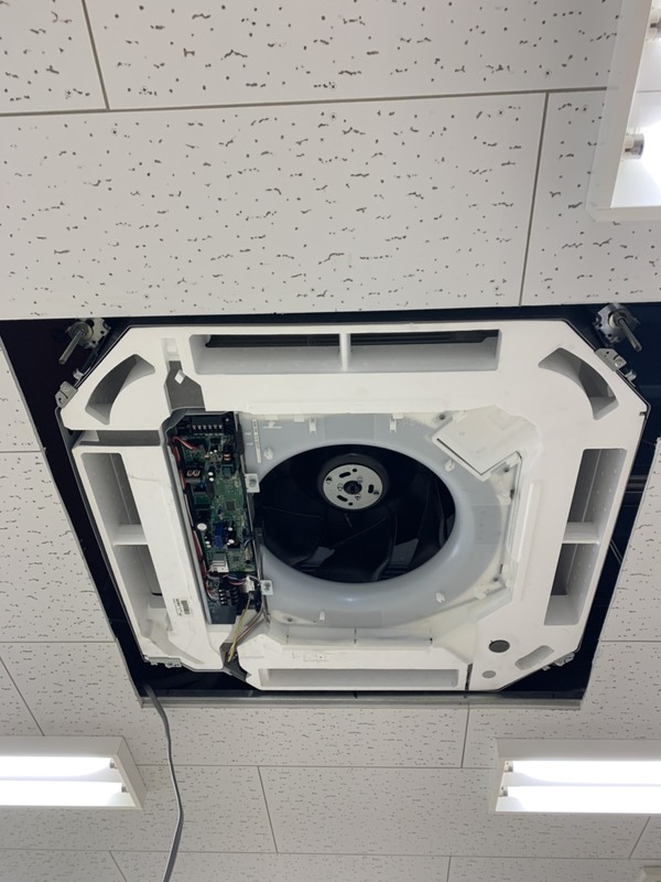 業務用エアコン工事中(^^)京都・滋賀の業務用エアコンならデヴァシオン！