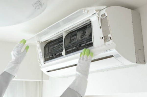 エアコン掃除を業者に依頼する目安★エアコンでお困りの事はデヴァシオンまで！