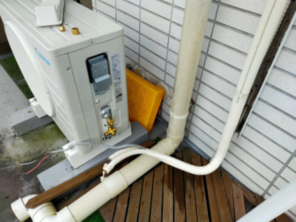 エアコン室外機設置、冷媒配管接続作業！業務用エアコンは京都・滋賀のデヴァシオン！