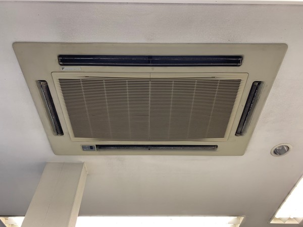 京都市で業務用エアコン入替工事完了！ワイドパネルで天井補修は不要！