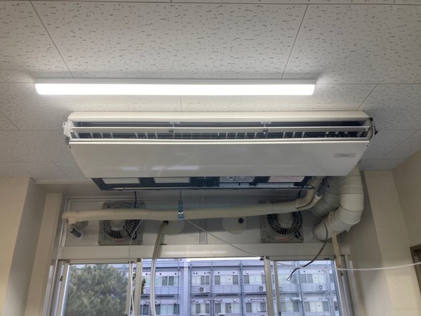 滋賀で久しぶりに天吊エアコン取付工事です！格安業務用エアコン在庫あります！