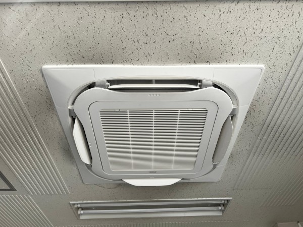 滋賀で事務所エアコン 更新工事！フロン漏洩点検もお任せ下さい！補助金活用でエアコン更新😉