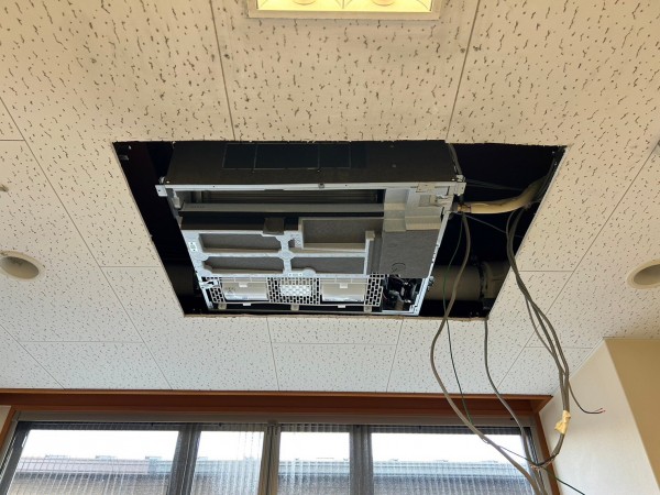 滋賀県草津市で店舗用エアコン更新工事(^^ゞ補助金活用でエアコン更新😁