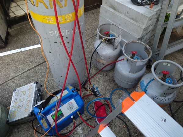 フロン回収した小さなボンベから100キロボンベにガスを集めてま〜す😁