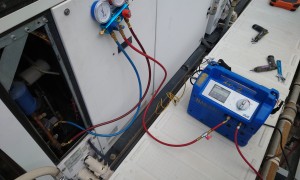 滋賀にてガスヒートポンプ（GHP）エアコンのフロンガス回収作業😀