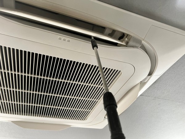 京都で事務所用エアコンが故障で入替工事！！