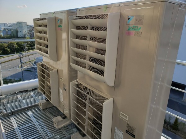 業務用エアコン室外機に風向調整板を取付！