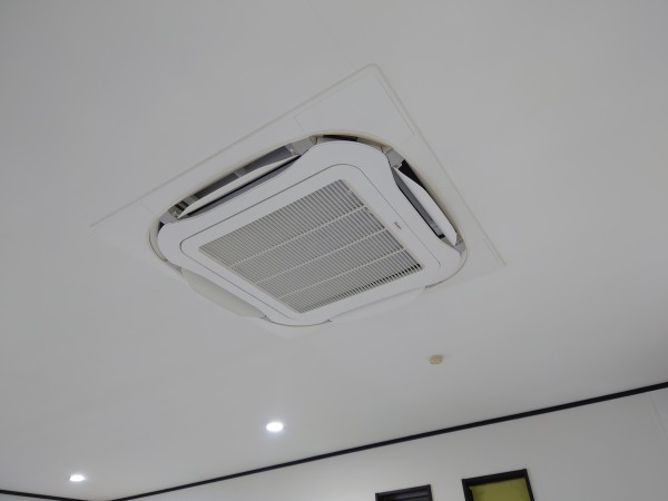 京都で業務用エアコン新規取付工事