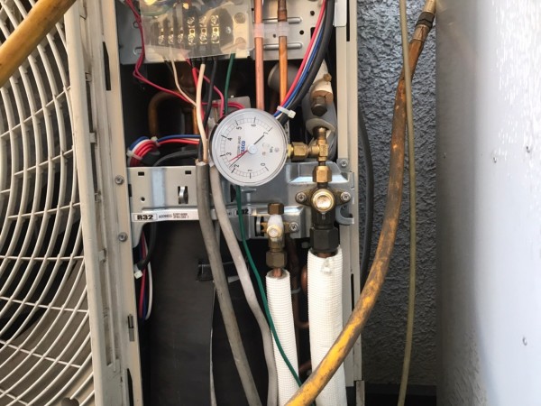 京都でエアコンのガス漏れ修繕工事！！