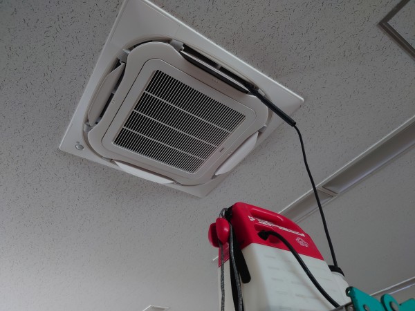 4方向カセットエアコンの通水テストの様子