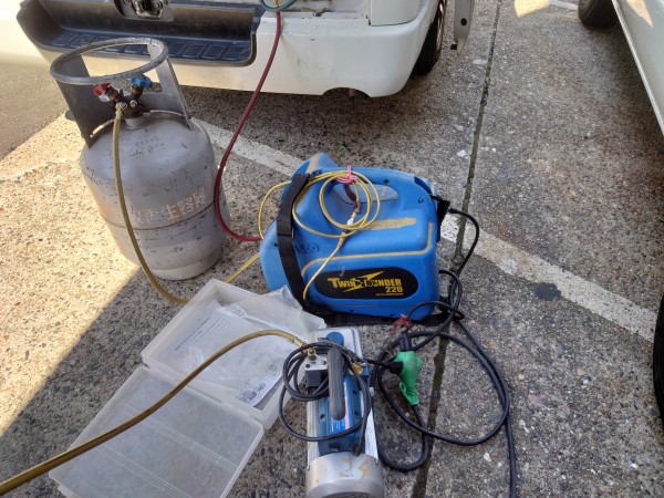 京都でフロンガス回収作業!!