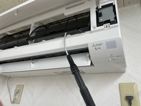 京都でルームエアコン取付、通水テスト