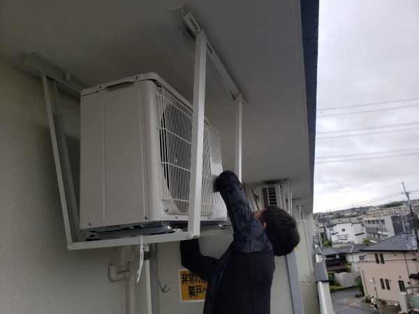 公団吊エアコン室外機の交換作業中！！