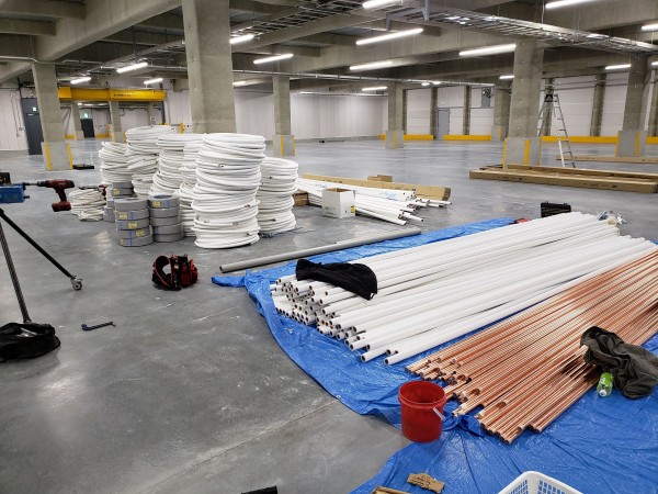 大型物流倉庫でエアコン新規取付工事！！