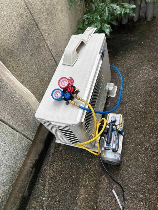 ルームエアコンの真空引き作業の様子