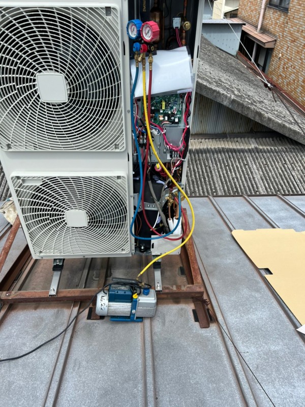 滋賀で店舗様々のエアコン更新工事！！