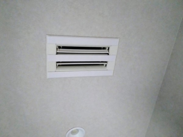 ～快適空間の提案～　トイレにもエアコン吹出口を取付！！