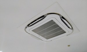 ≪滋賀県草津市≫　にて当社で一番多い4方向カセットエアコンの更新工事