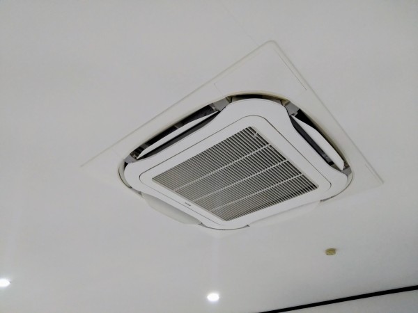 ≪滋賀県草津市≫　にて当社で一番多い4方向カセットエアコンの更新工事