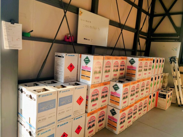 エアコンに充填しているフロンガス(^o^)
