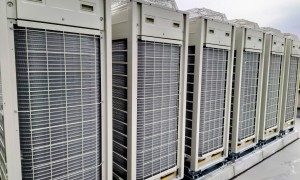 【現場に合わせた柔軟対応】クレーンなしでも室外機交換＆コストダウンを実現！