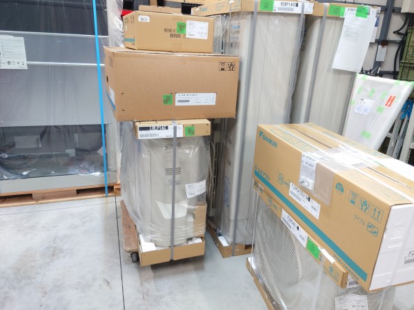 業務用エアコンが続々納品！丁寧な検品で万全の準備を🌟