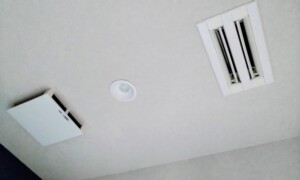 店舗トイレも快適空間に｜業務用エアコンの吹き出し口を設置