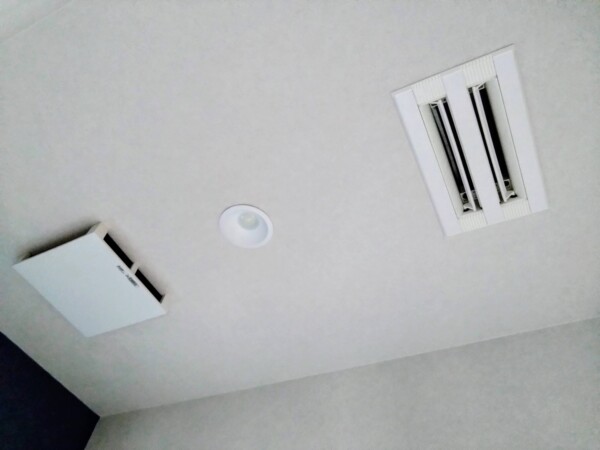店舗トイレも快適空間に｜業務用エアコンの吹き出し口を設置