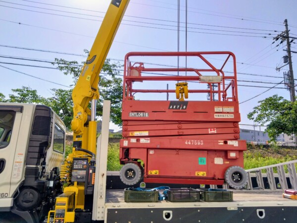 滋賀県の物流倉庫で業務用エアコン新設工事｜高所作業車を使用した安全施工