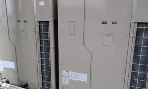 京都の沿岸部・大型物流倉庫で業務用エアコン工事｜重塩害仕様の室外機を採用