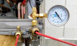 業務用エアコンのガス漏れ修理｜既存冷媒配管を交換し気密試験を実施しました