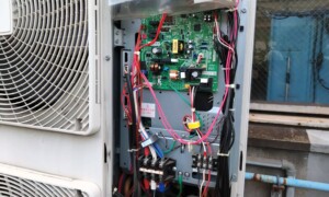 業務用エアコンの基板故障を修理｜部品交換で正常運転へ復旧しました