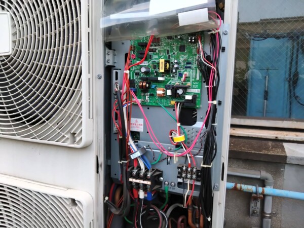 業務用エアコンの基板故障を修理｜部品交換で正常運転へ復旧しました