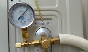 京都で補助金を活用したエアコン新設工事｜気密試験も実施