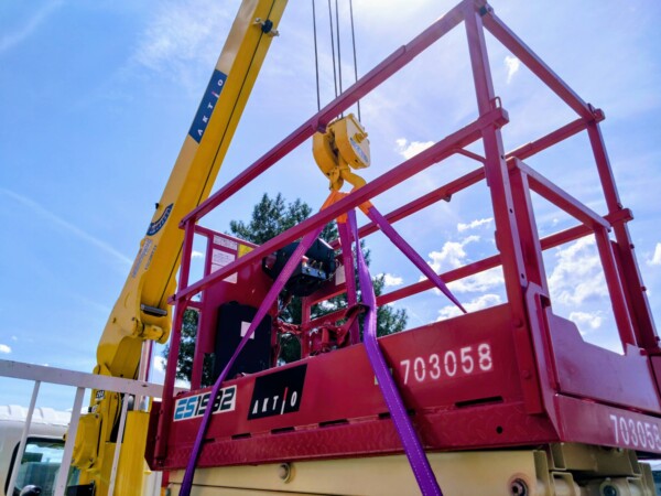 京都府の物流倉庫で業務用エアコン工事｜高所作業車を使用した施工